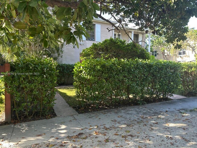 Building Photo - 340 Mendoza Ave