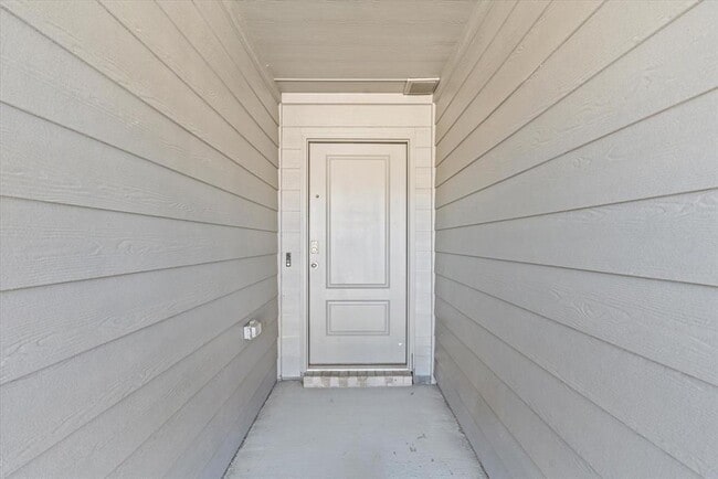 Building Photo - Move-In Ready 3BR/2BA Home with Garage & Private Fenced Yard!