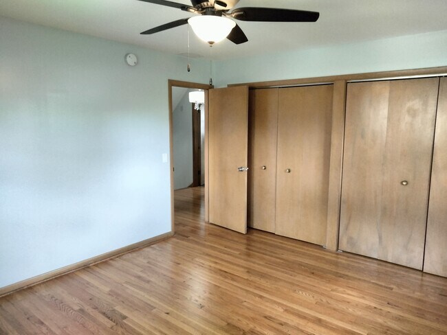 Building Photo - 904 S Edward St