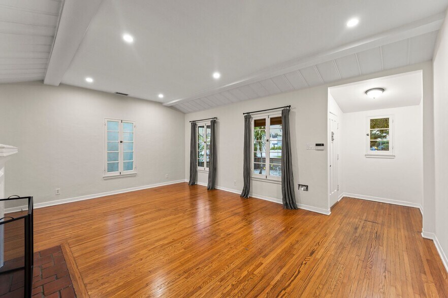 Building Photo - 3781 Greenwood Ave