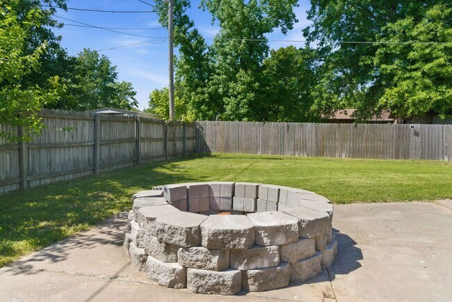 Building Photo - Nixa 3 bed 2 bath 2 car garage home!