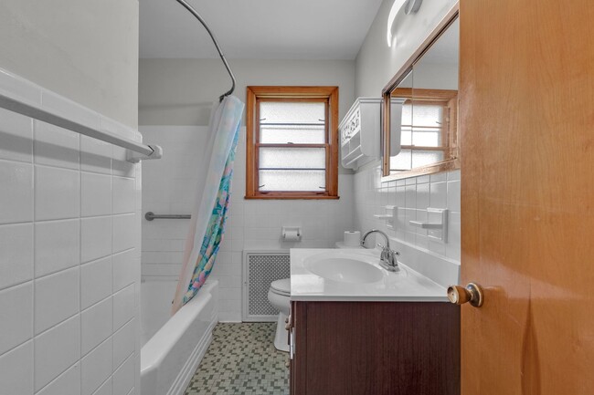 Building Photo - Charming 2-Bedroom Home in the Heart of Ca...