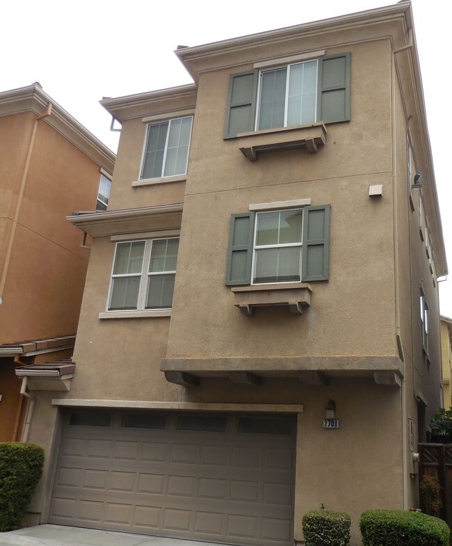 Building Photo - **SPECIAL! One Month Free!** - Spacious Madison Townhome Near Travis AFB with Solar & Garage