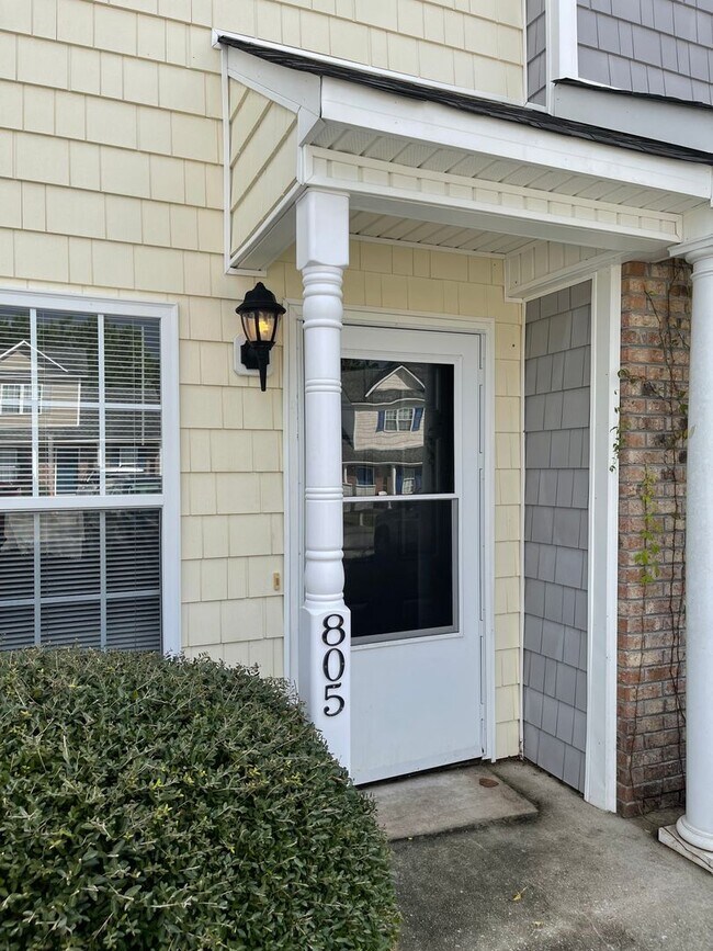 Building Photo - Splendid on Springwood