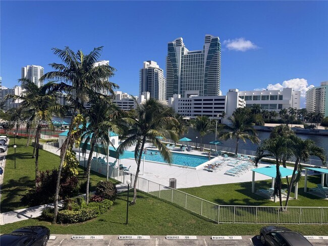 Building Photo - 200 Leslie Dr