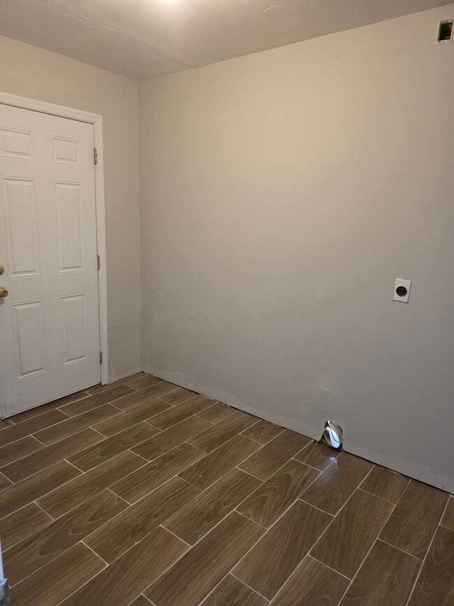 Building Photo - 3/4 BR  Brick ranch