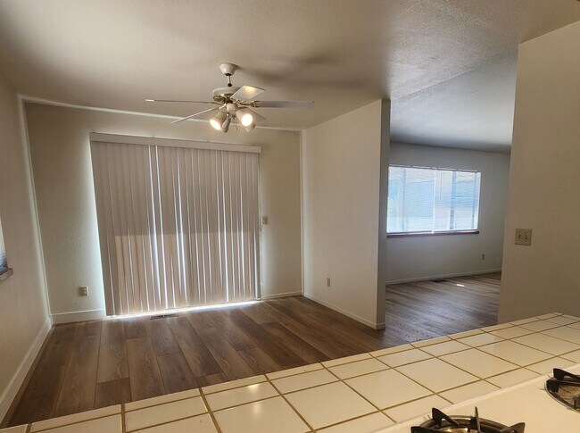 Building Photo - 1007 Shadow Ln