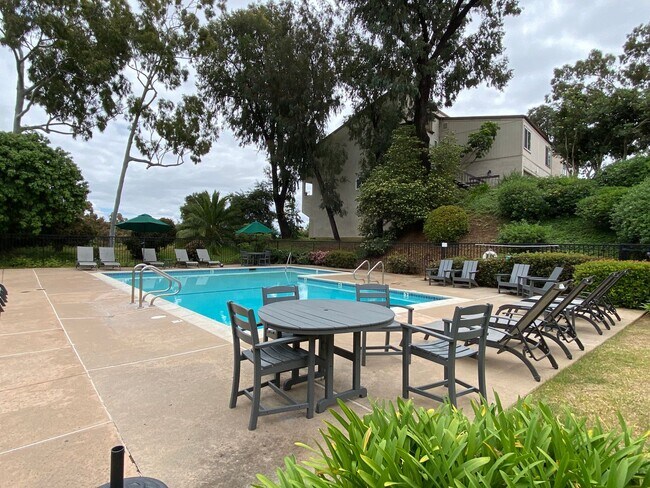 Building Photo - Spacious 2 Bedroom/ 2 Bath in the Highly D...