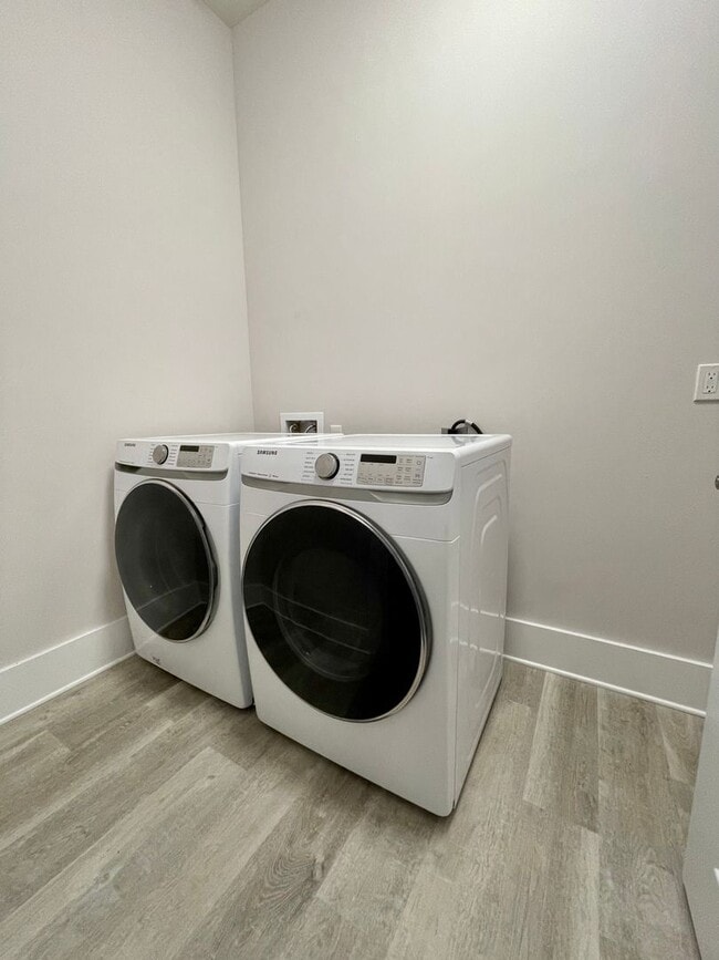 Building Photo - NEW 3B/2.5B Destin Oaks TOWNHOME available...
