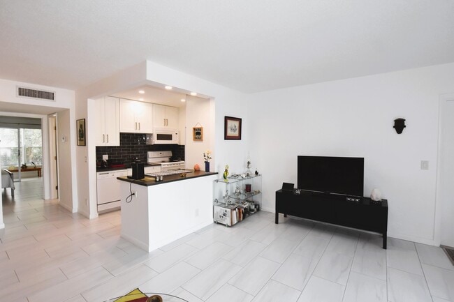 Building Photo - 4501 S Ocean Blvd