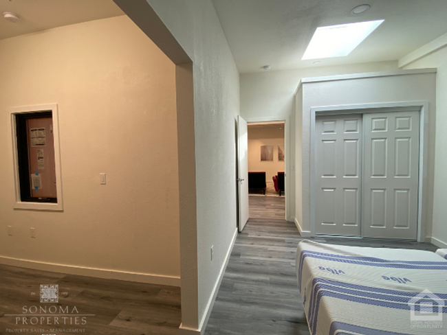 Building Photo - Updated 2BD/1BA Live/Work Loft-Style Apart...
