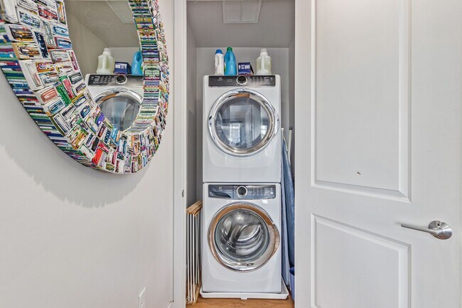 Building Photo - Stunning 2 bedroom with a Den at Edison Midtown!!!  Available June 1st!!!  Like living at a Resor...