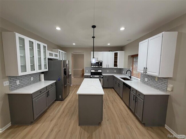 Building Photo - 27424 Rosewood Ct