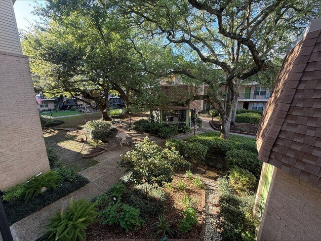 Building Photo - 2724 Whitney Pl