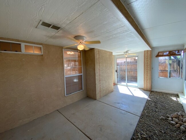 Building Photo - 3 Bedroom Single Story Home Near Unser Blv...
