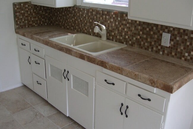 kitchen - 1347 Oak St