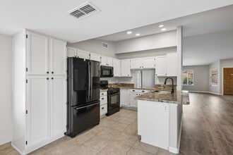 Building Photo - 8734 W Bloomfield Rd