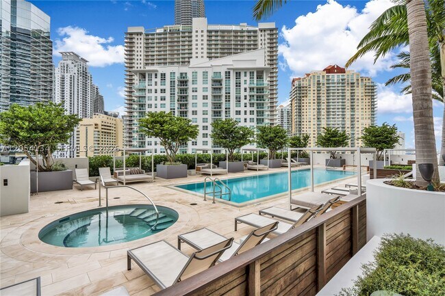 Building Photo - 1300 Brickell Bay Dr
