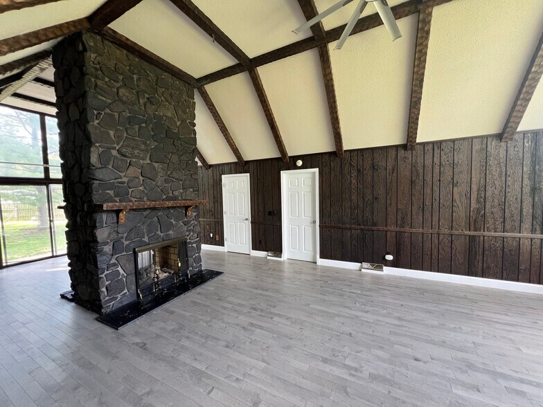 Building Photo - 1029 David Ct