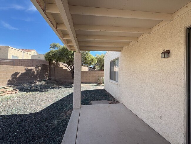 Building Photo - 3 Bed 2 Bath Rita Ranch Home