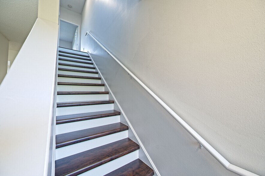 Building Photo - 5701 Bentgrass Dr