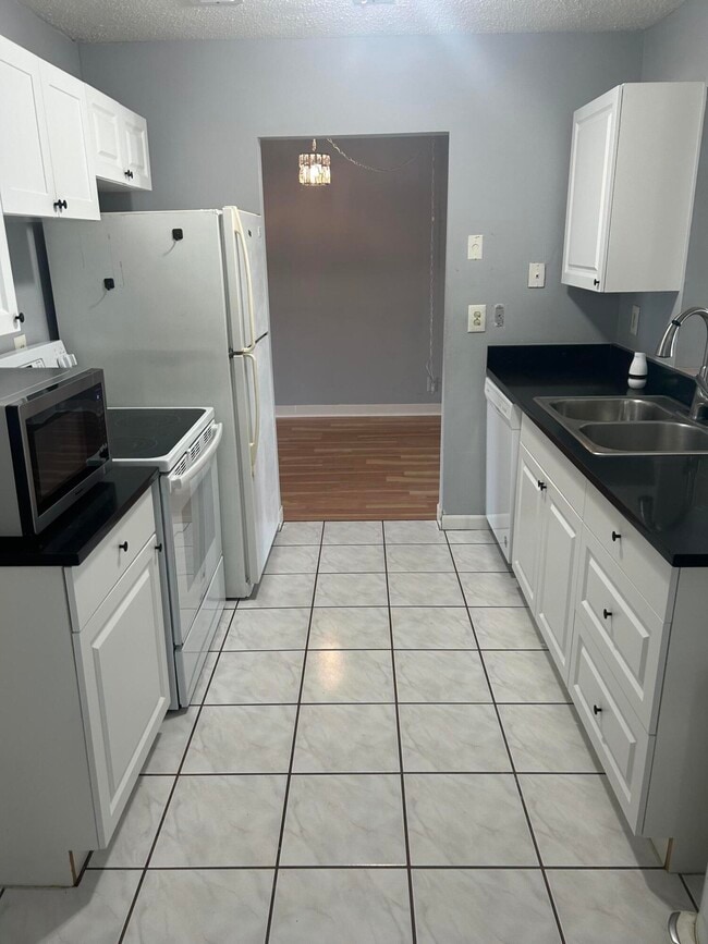 Building Photo - 1310 SW 18th Ct