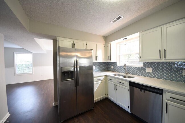 Building Photo - 1549 River Creek Crescent