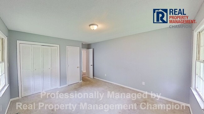 Building Photo - Charming 2 BD/1 BA Bungalow with Fenced Backyard