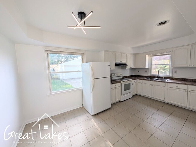 Building Photo - Lovely 3 Bedroom 1 Bathroom now available ...