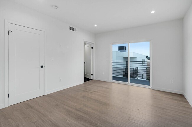 Building Photo - 5 Bedroom / 4 bathroom Fully Detached Townhouse in Echo Park with Private Garage