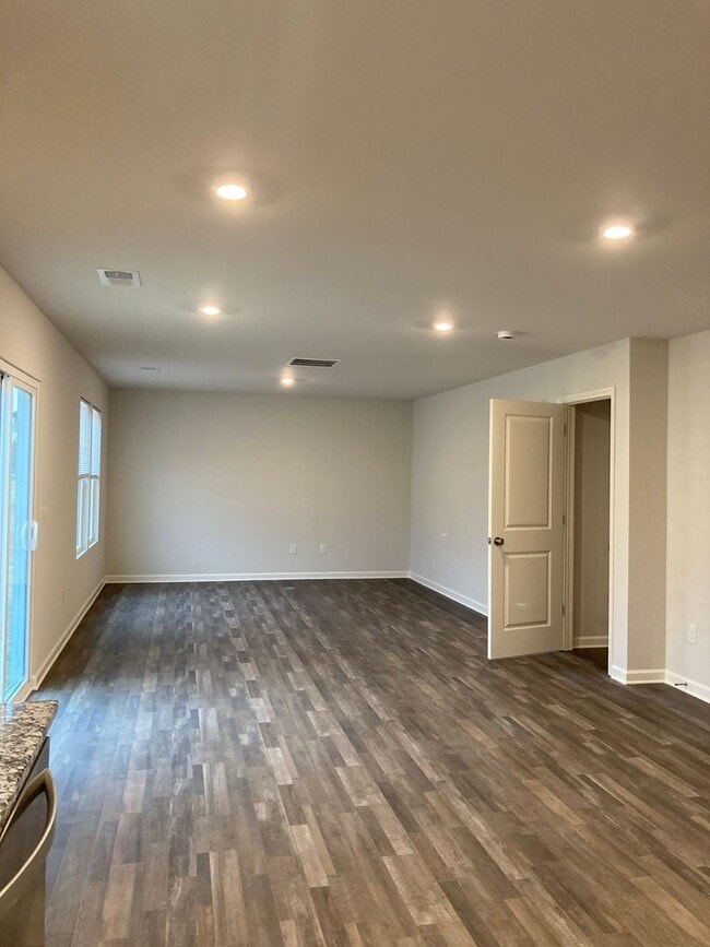 Building Photo - ** Apply TODAY ** Possibly Have Keys in Hand TOMORROW **