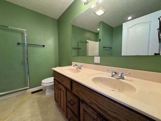 Building Photo - Beautiful spacious home in Waynesville