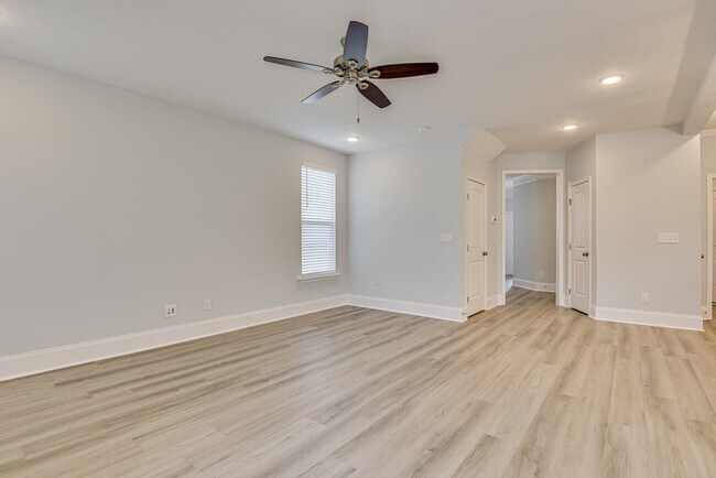 Building Photo - 926 Holbrook Dr