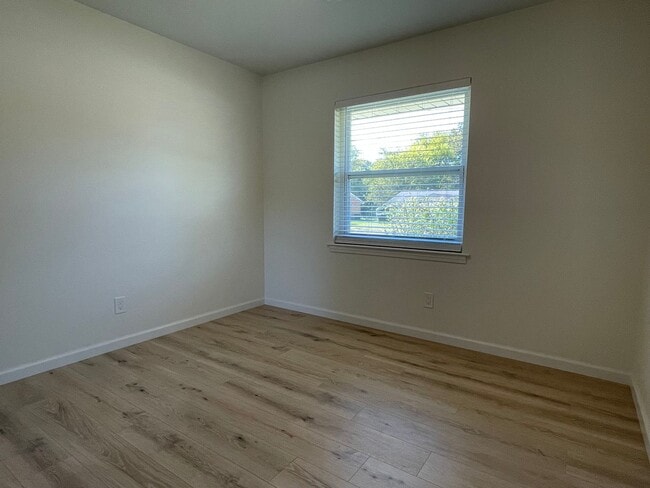 Building Photo - Gorgeous FULLY REMODELED 3 Bedroom/2Bath