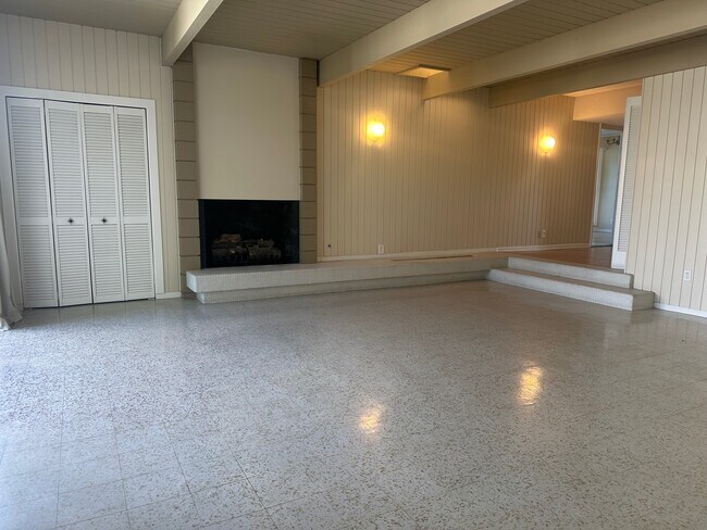 Building Photo - 3169 S Bentley Ave