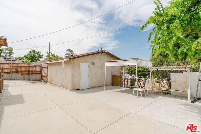 Building Photo - 10539 Samoa Ave