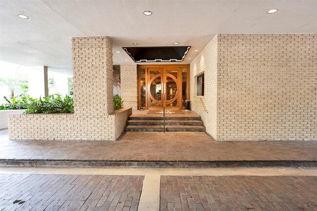 Building Photo - 2 Grove Isle Dr