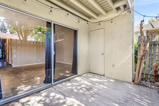 Building Photo - 2562 Walnut Blvd