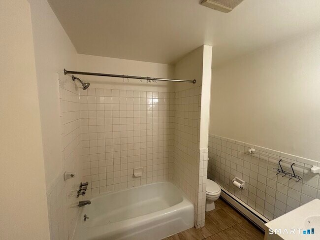 Building Photo - 637 Cove Rd