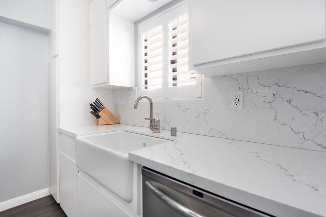 Building Photo - 12119 Rochester Ave