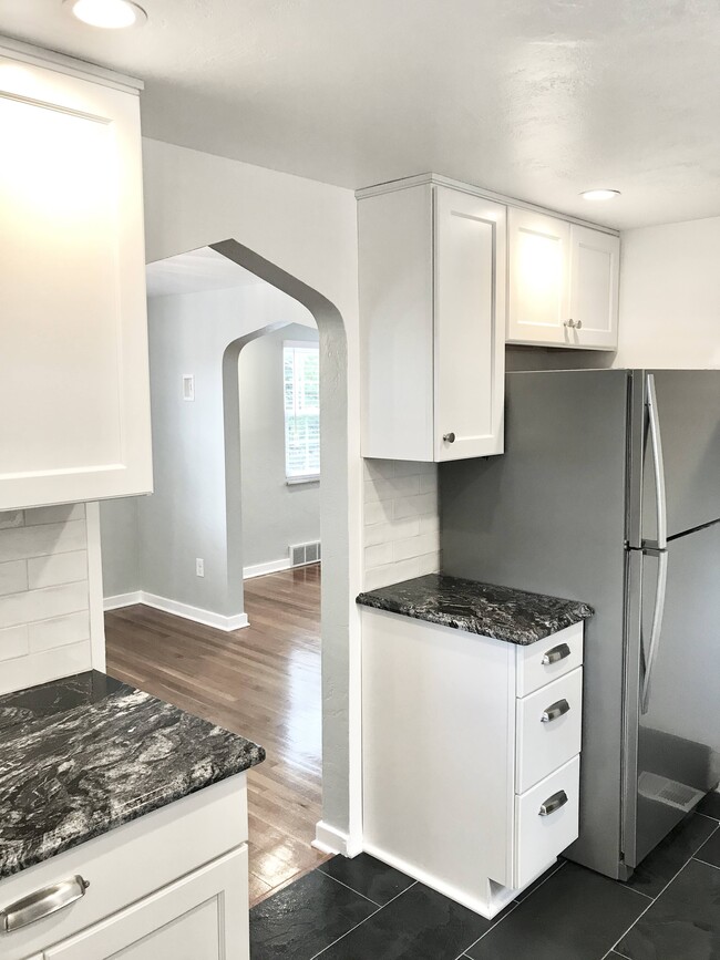 Building Photo - 400 Duquesne Dr