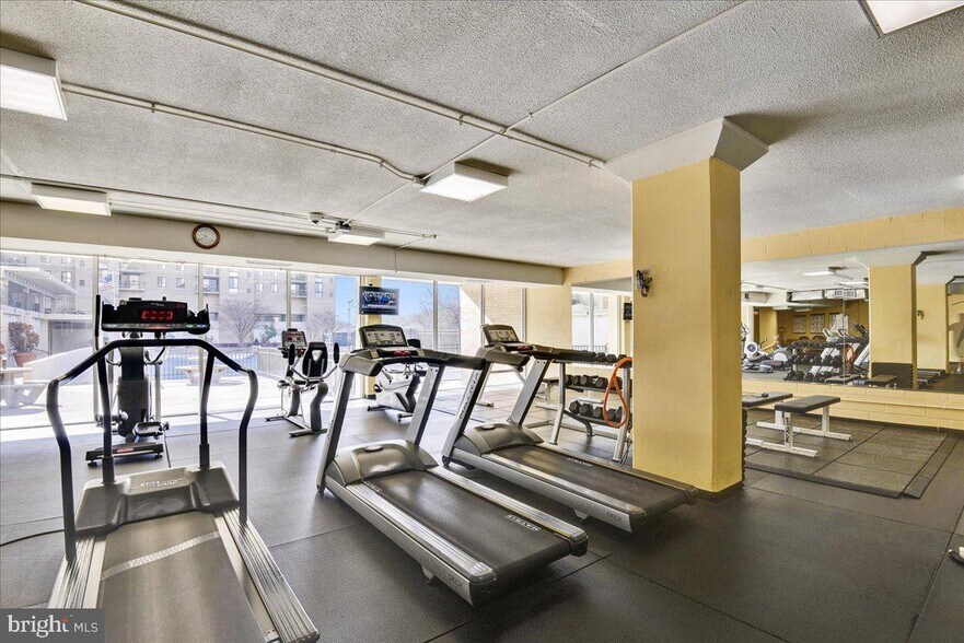 Building Photo - 4600 S Four Mile Run Dr