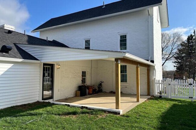 Building Photo - 540 W Springfield Rd