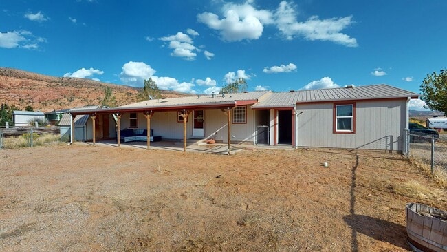 Building Photo - Unfurnished 2 bedroom home with large yard