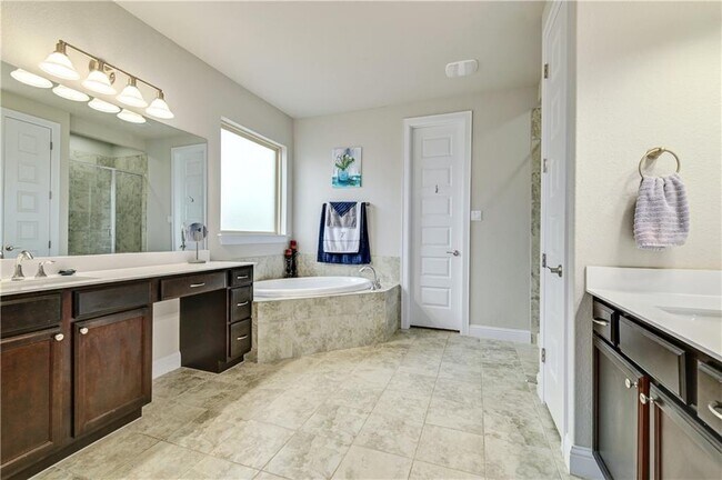 Building Photo - 6825 Leonardo Dr