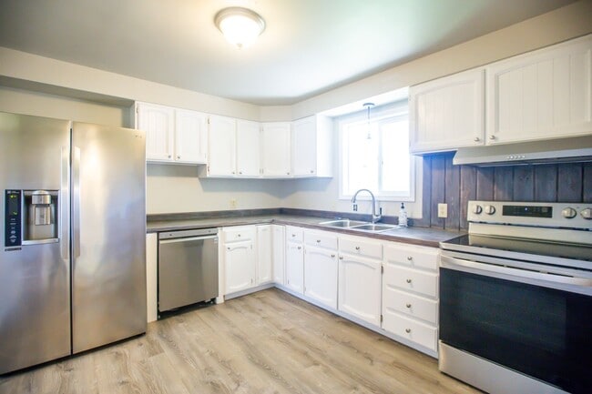 Building Photo - 2 Bedroom 1 Bath SE Salem Home ** Large Fenced In Yard