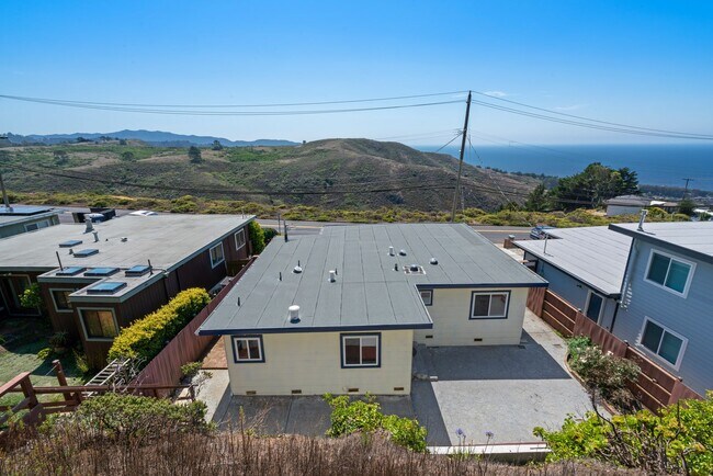 Building Photo - Pacific Ocean and Hillside Views