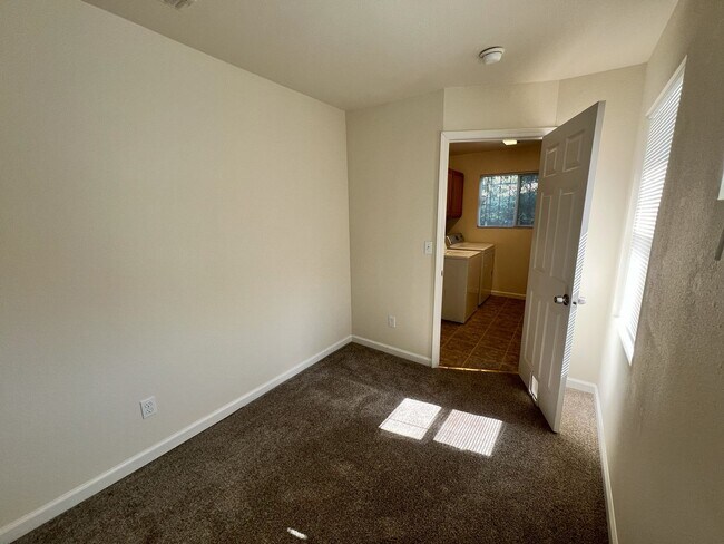 Building Photo - Beautiful 3 bedroom, 1 bathroom home locat...
