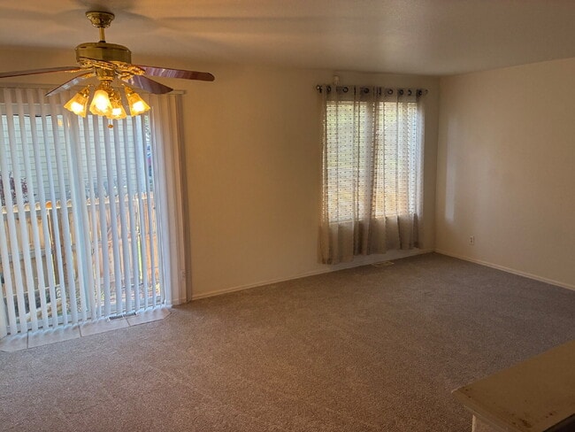 Building Photo - Very Nice 2 Bedroom, 2 1/2 Bath Townhome in Quail Run! Community Pool & Tennis Courts! Minutes To...