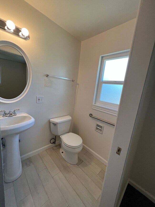 Building Photo - 4bd 3 bath